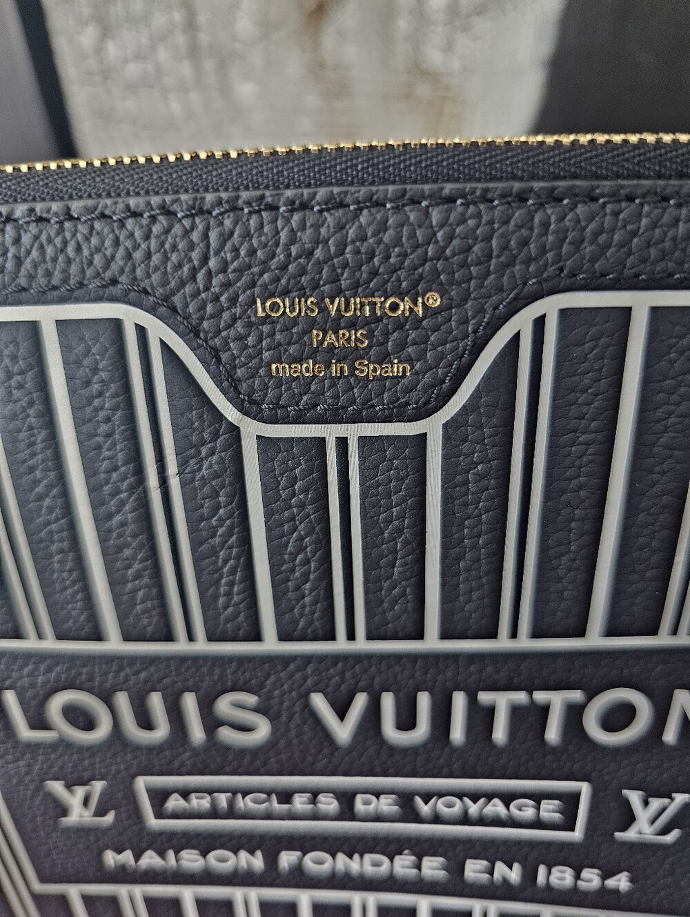 💯 AUTHENTIC LOUIS VUITTON INSIDE OUT BLACK AND WHITE POUCH - Picture 3 of 4